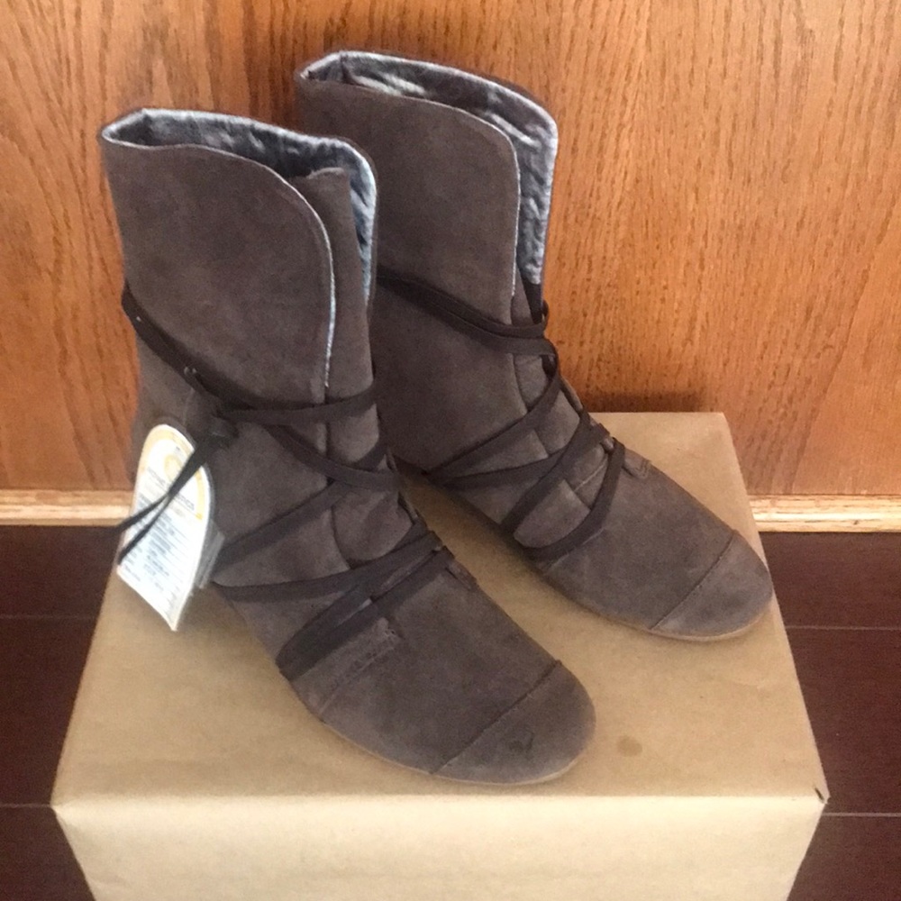 “NEW ARRIVALS” Display Item Brand-new ROYAL ELASTICS” bootie ankle boots.
